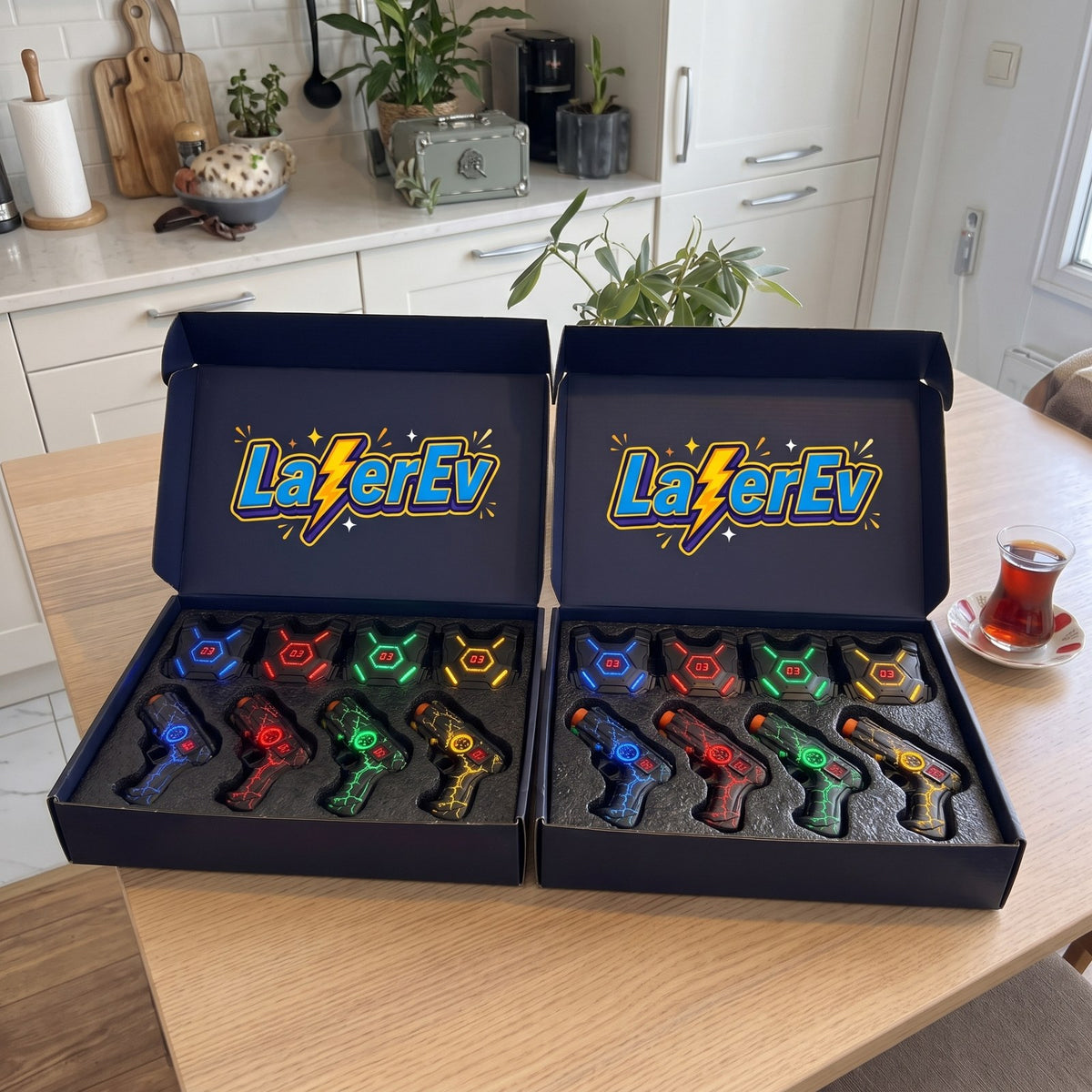 8 kişilik set: iki kutuda 8 tabanca ve 8 ışıklı yelek